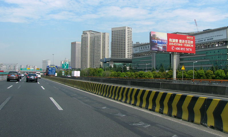 沪宁高速上海段紧挨安亭收费站北侧单立柱(B17)
