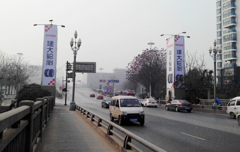 南京市长江大桥双侧塔牌广告